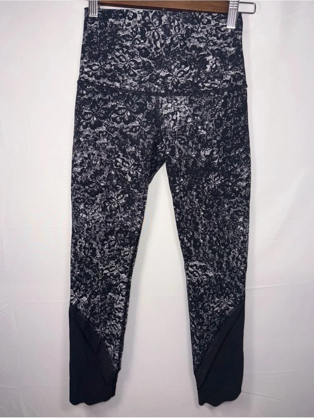 lululemon athletica Women Black & White Floral-Print High-Rise Leggings Size 6/S